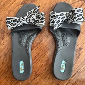 Oka b Madison Grey slide sandal leopard bow anti-microbial Made USA women's M